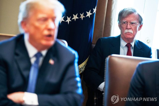 2018년 4월 9일 백악관 내각회의 당시 도널드 트럼프 미 대통령과 존 볼턴 국가안보보좌관의 모습