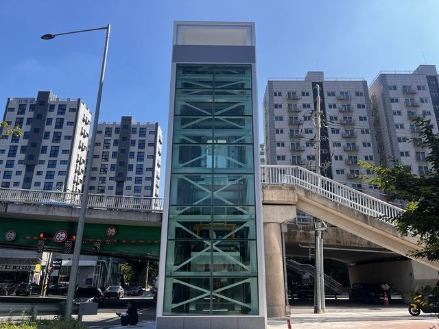 안양천으로 연결된 양평교에 설치된 승강기