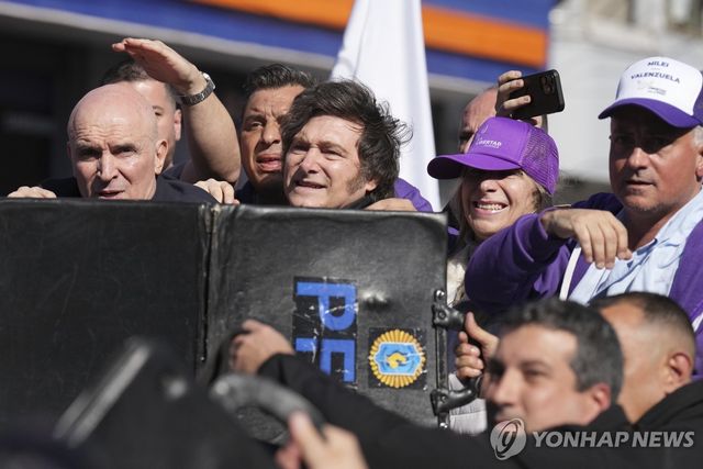 27일(현지시간) 총선 유세 지원 나선 아르헨티나 밀레이 대통령(가운데)