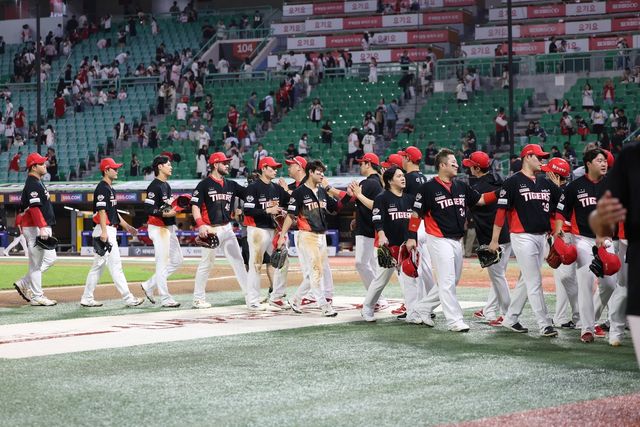 KIA 선수들의 승리 세리머니