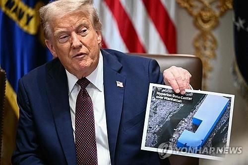 메타의 데이터센터 이미지 들어 보인 트럼프 대통령