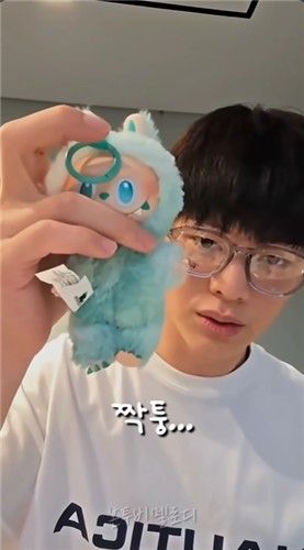 자신의 라부부가 가품임을 확인한 가수 및 배우 육성재