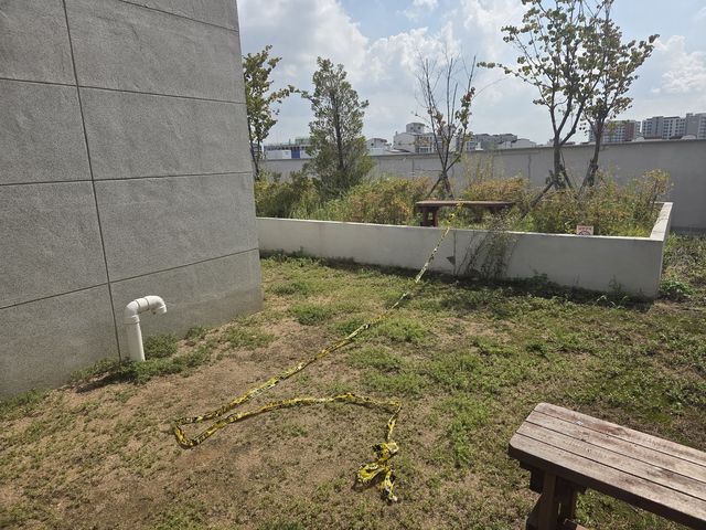 지난 26일 오후 9시30분께 추락 사건이 발생한 서울 강서구 오피스텔의 옥상.