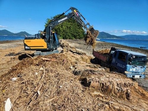 지난달 집중호우로 경남 연안에 떠내려와 쌓인 쓰레기