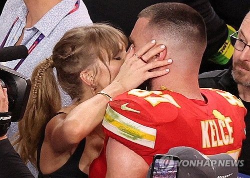 지난해 2월 NFL 슈퍼볼 경기 후 캔자스시티 치프스의 우승을 축하하며 키스하는 스위프트와 켈시[로이터 연합뉴스 자료사진. 재판매 및 DB 금지]