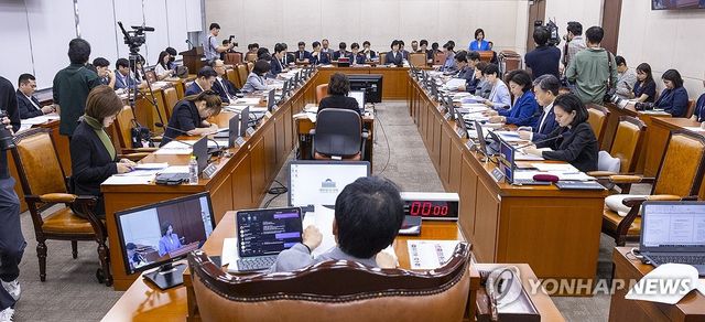 법안 심의 보고하는 이수진 복지위 제2소위 위원장