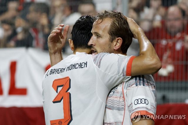 결승골을 터트린 뒤 김민재와 포옹하는 해리 케인