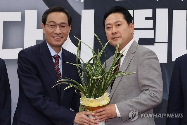 이재명 대통령 축하난 전달하는 우상호 정무수석