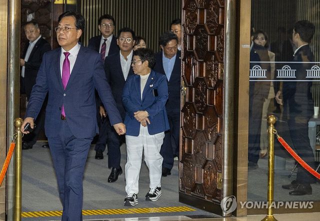 국가인권위원 선출안 부결에 국회 본회의장 퇴장하는 국민의힘