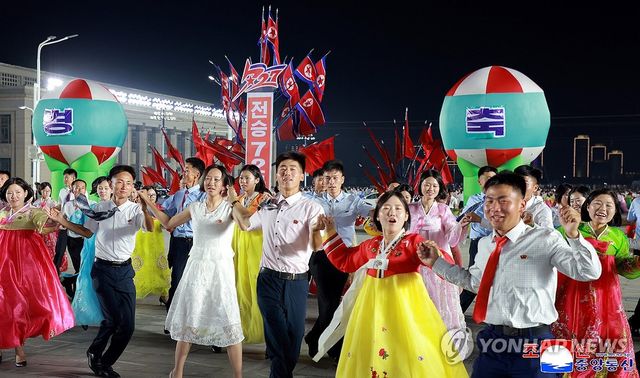 북한 '전승절' 72주년 경축 평양시 청년학생들 야회 및 축포발사