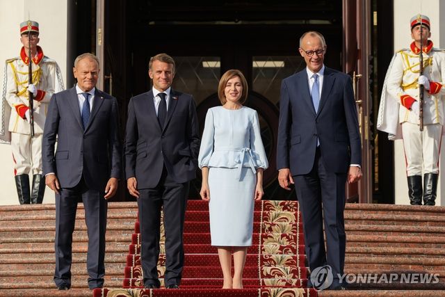 왼쪽부터 도날트 투스크 폴란드 총리, 에마뉘엘 마크롱 프랑스 대통령, 마이아 산두 몰도바 대통령, 프리드리히 메르츠 독일 총리
