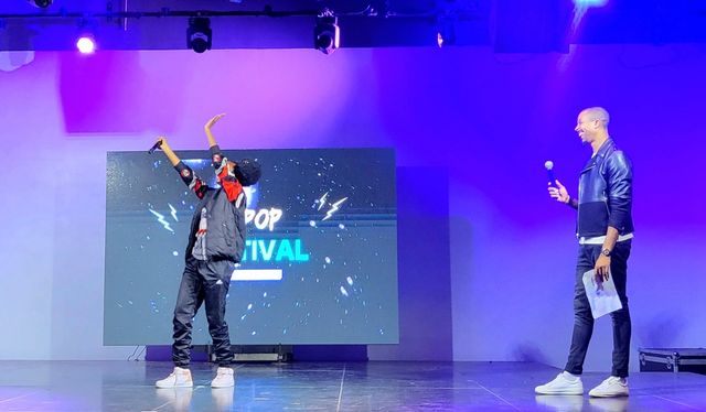 짐바브웨 하라레에서 열린 케이팝 페스티벌에서 'Super Shy' 안무를 선보이는 진행자(2024.5.23. 촬영)[이은별 제공. 재판매 및 DB 금지]