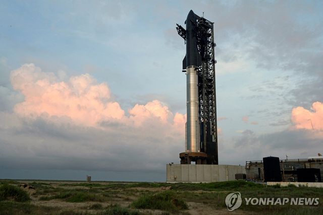 26일 미 텍사스 발사대에 세워진 스페이스X의 스타십