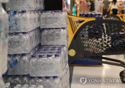 무라벨 먹는샘물. [연합뉴스 자료사진]