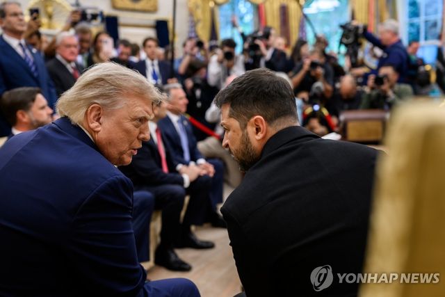 머리 맞댄 트럼프와 젤렌스키 
