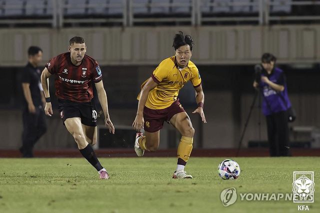 드리블하는 광주 조성권