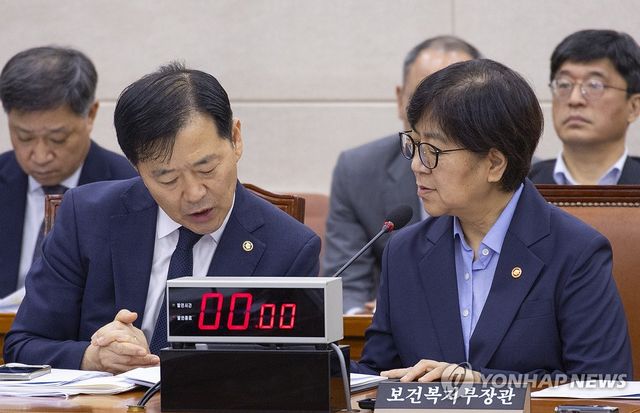 대화하는 정은경 보건복지부 장관과 이형훈 2차관