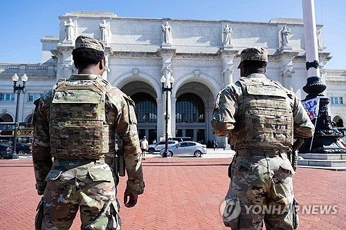 미 워싱턴DC의 유니온역 앞을 순찰하는 주방위군