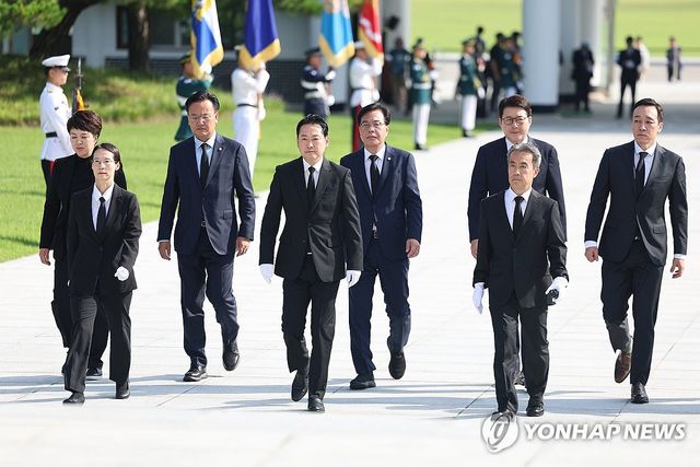 국민의힘 장동혁 신임 대표, 첫 일정으로 현충원 참배