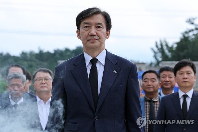 오월 영령에 참배하는 조국