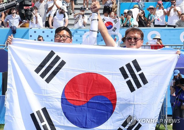 파리 올림픽 양궁 전 종목 석권의 순간, 김우진과 함께 태극기 든 박성수 감독(오른쪽)