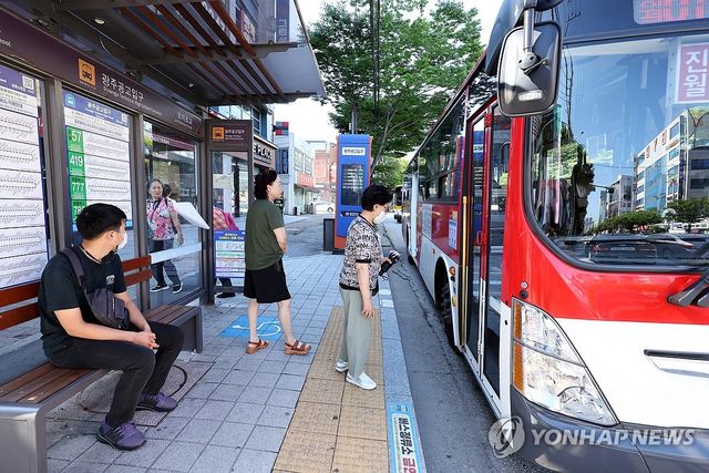 버스 타고 출근하는 시민들