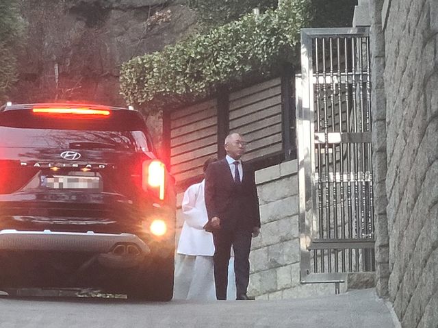 고 정주영 명예회장 자택 들어서는 정의선 회장