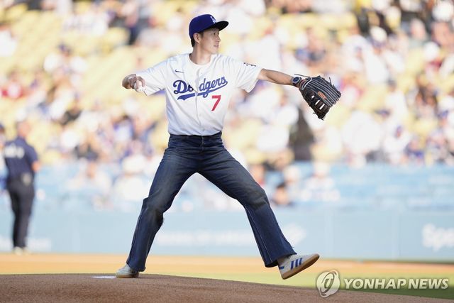 27일(현지시간) LA 다저스 홈경기서 시구하는 손흥민 