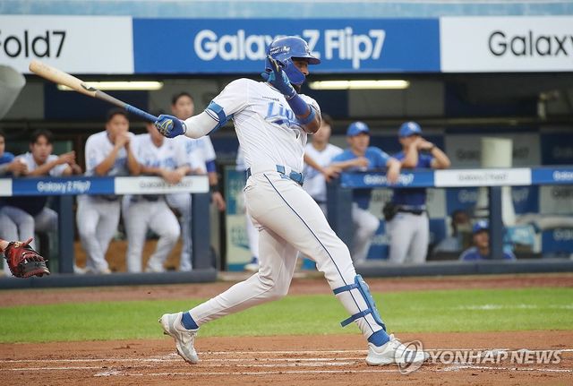 힘차게 타격하는 디아즈