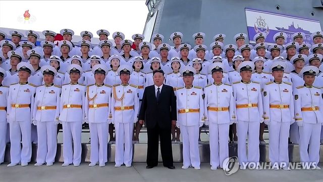 김정은, 구축함 강건호 배경 기념촬영