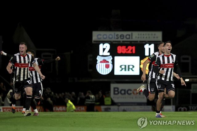 승부차기에서 승리한 뒤 환호하는 그림즈비 타운 선수들