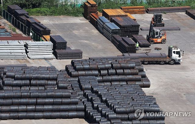평택항에 쌓인 철강 제품들