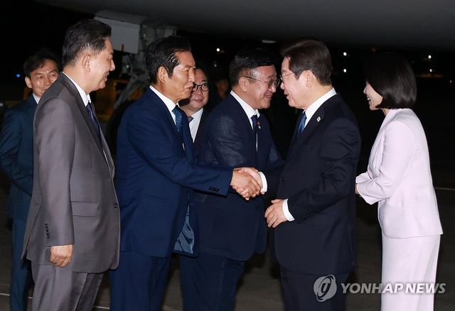 이재명 대통령, 정청래 대표와 인사