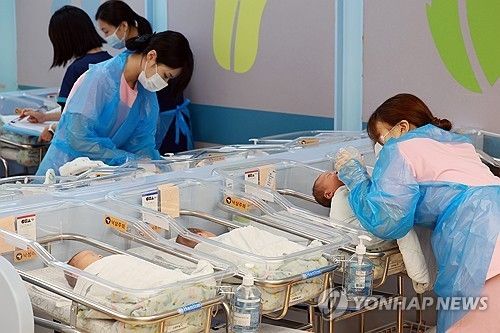 지난달 24일 경기 고양시 CHA의과학대학교 일산차병원 신생아실에서 간호사들이 아기를 돌보고 있다. [연합뉴스 자료사진]