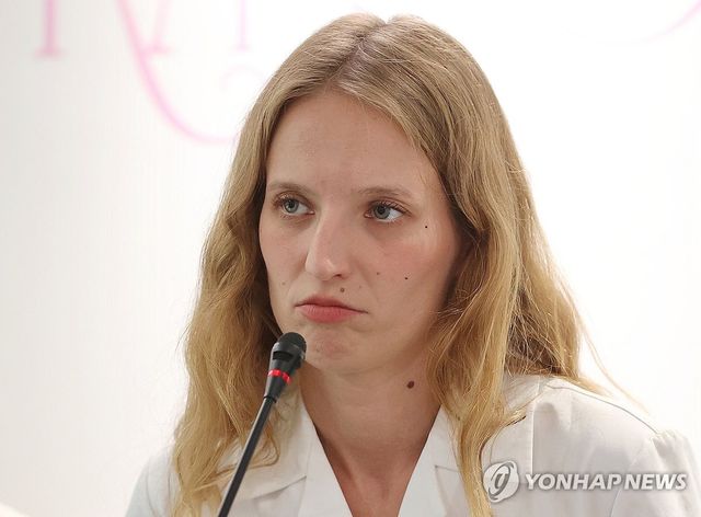 한국 찾은 페트라 콜린스