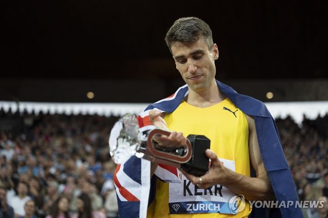 다이아몬드리그 파이널 우승 트로피를 바라보는 커