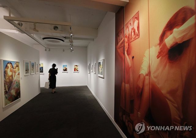 페트라 콜린스 단독 사진전 개막