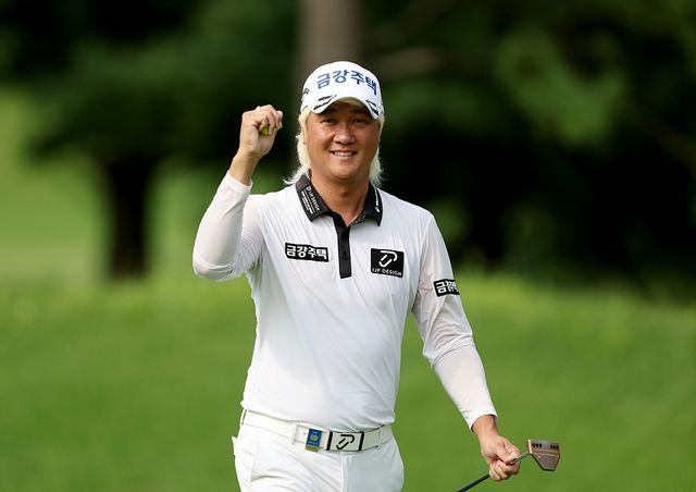 팬들의 응원에 답례하는 허인회.