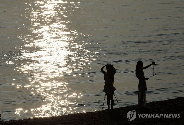 한껏 차려입고 '찰칵'