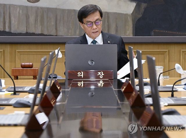 자료 살펴보는 이창용 한은 총재