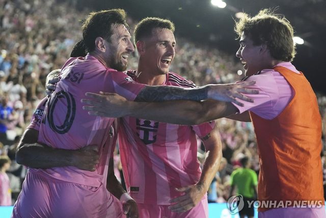 텔라스코 세고비아의 골에 기뻐하는 메시(왼쪽) 등 인터 마이애미 선수들