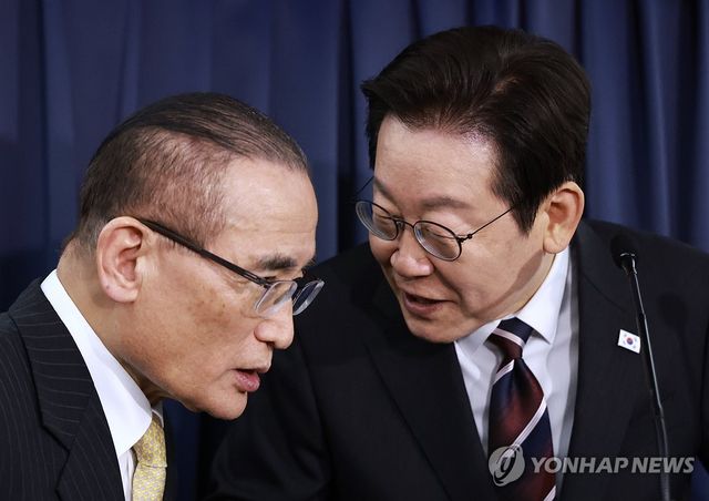 이재명 대통령, 외교안보 참모와의 대화