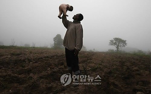 딸과 놀고 있는 아버지