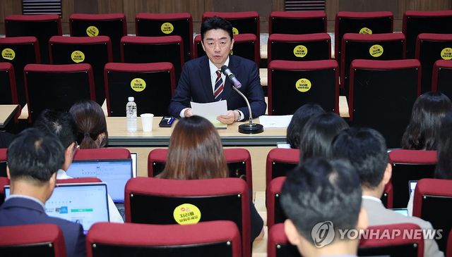 기자간담회 하는 강훈식 비서실장