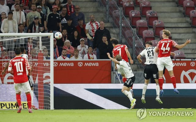 이재성의 헤딩 골 순간.