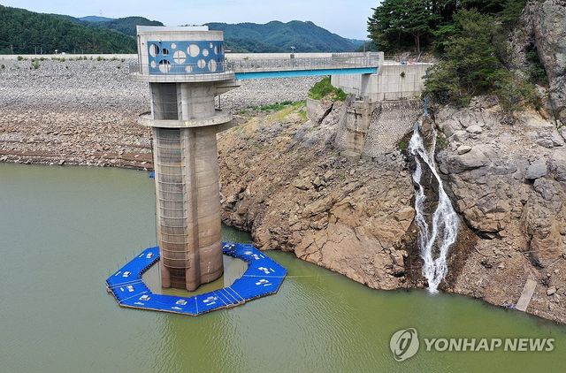 폭포가 아닙니다…오봉저수지로 쏟아지는 물줄기