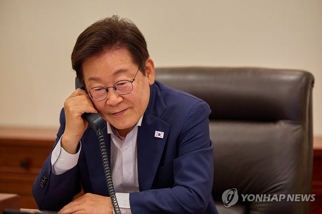 통화하는 이재명 대통령