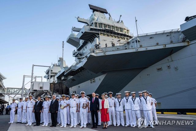 도쿄 입항한 영국 항공모함