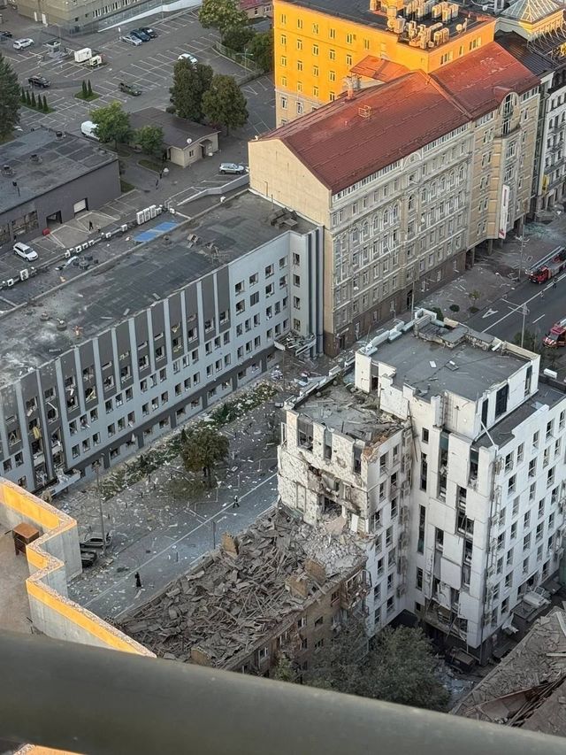 키이우 EU 대표부 직원이 촬영한 공습 피해 사진