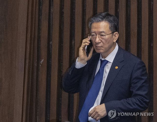 전화 통화하는 정성호 법무부 장관